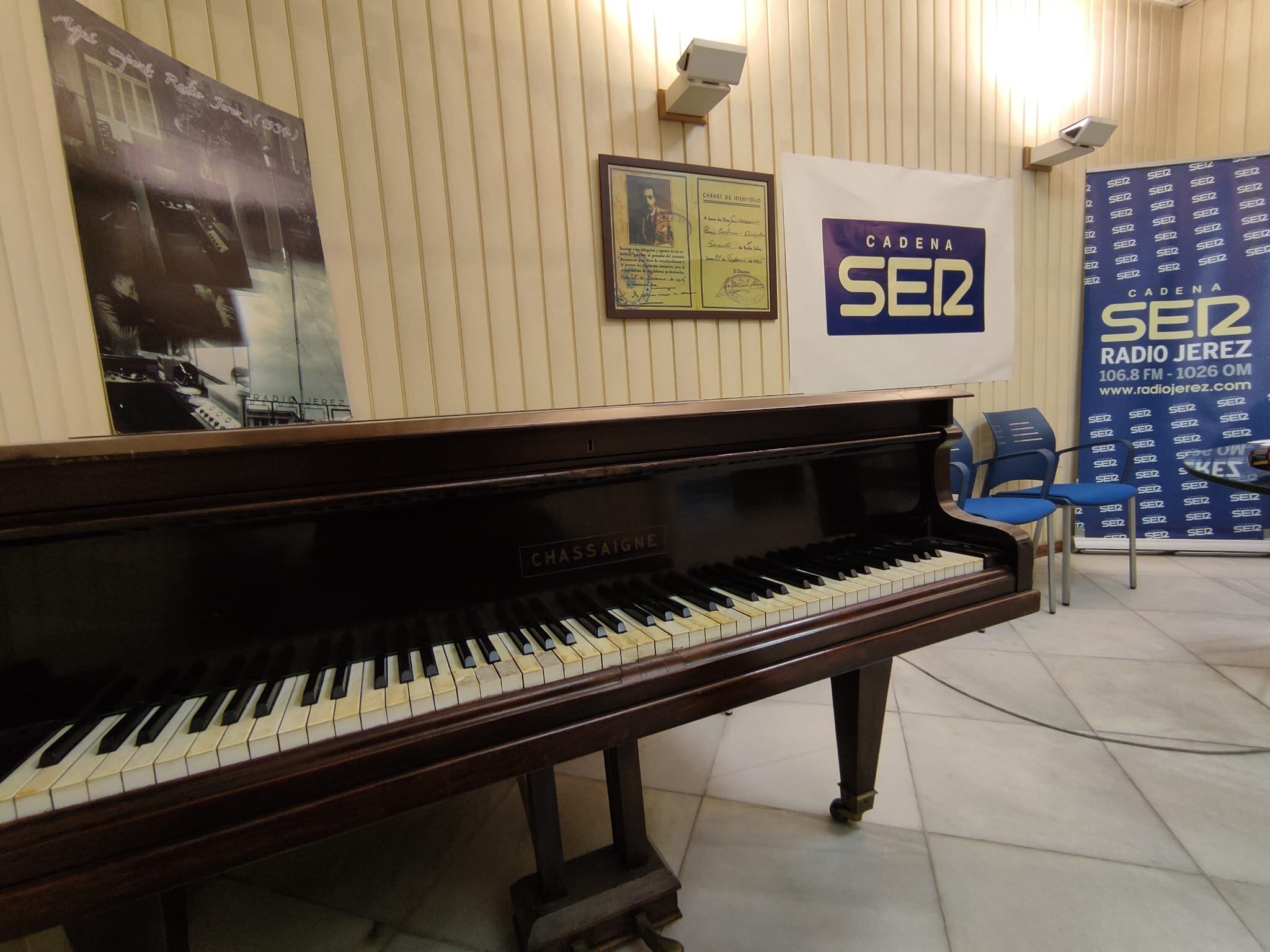 El piano con el que Lola Flores ensayaba sus canciones en los estudios centrales de Radio Jerez-Cadena Ser