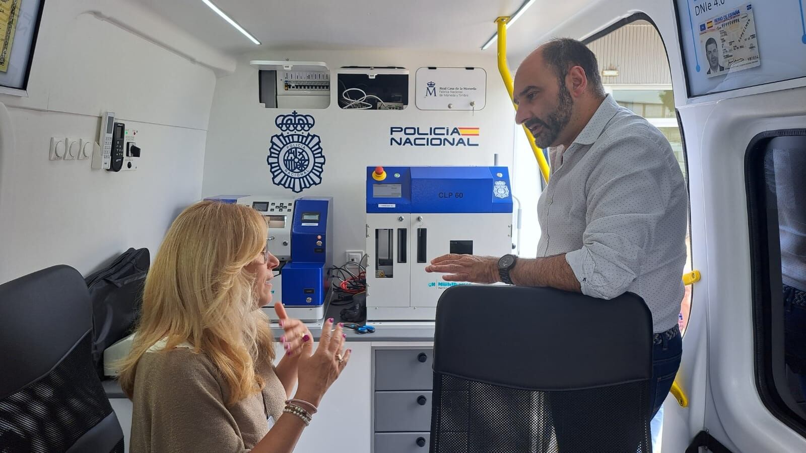 El alcalde de Barbastro, Fernando Torres, ha visitado el Vehículo Integral de Documentación