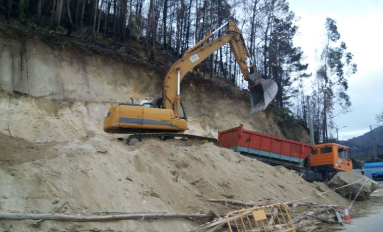 Obras de consolidación de la ladera en la EP-2102 a la altura de Camos (Nigrán)