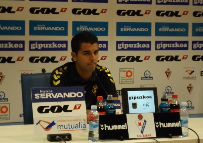 Ángel Rodríguez atiende a los medios de comunicación durante una rueda de prensa de Ipurua.
