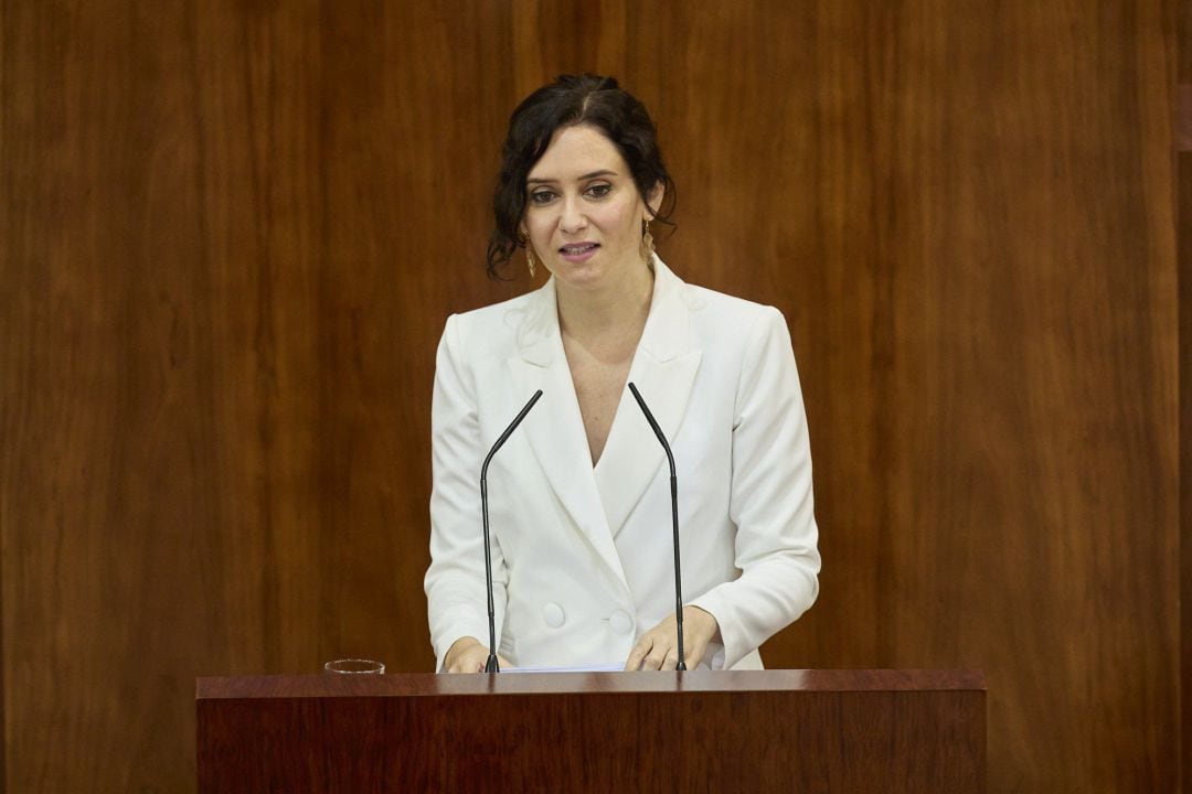 La presidenta en funciones de la Comunidad de Madrid, Isabel Díaz Ayuso, durante la primera sesión del pleno de su investidura