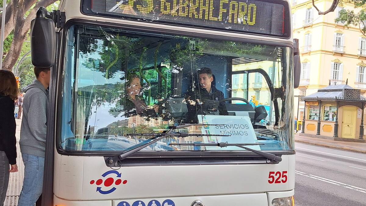 Los sindicatos califican de éxito la huelga de autobuses en Málaga que deja largas colas en las paradas de la EMT