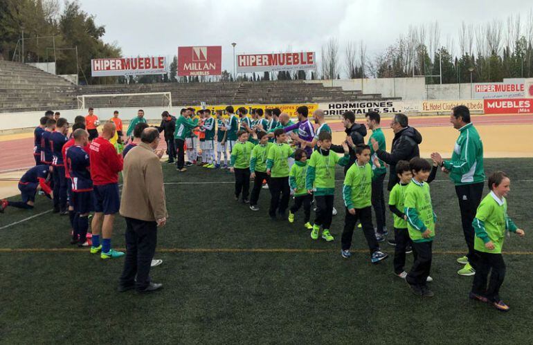 Los jugadores de ambos equipos hacen paseillo a los futbolistas del Benjamín C del Úbeda que han ganado la liga