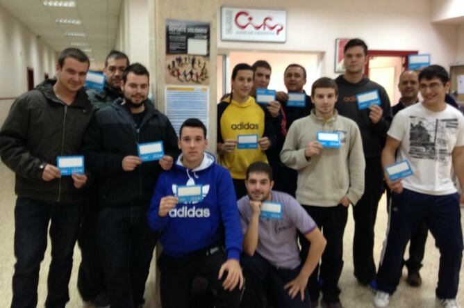 Grupo de estudiantes y profesores del Instituto Juan de Herrera con el dorsal de Unicef en la mano