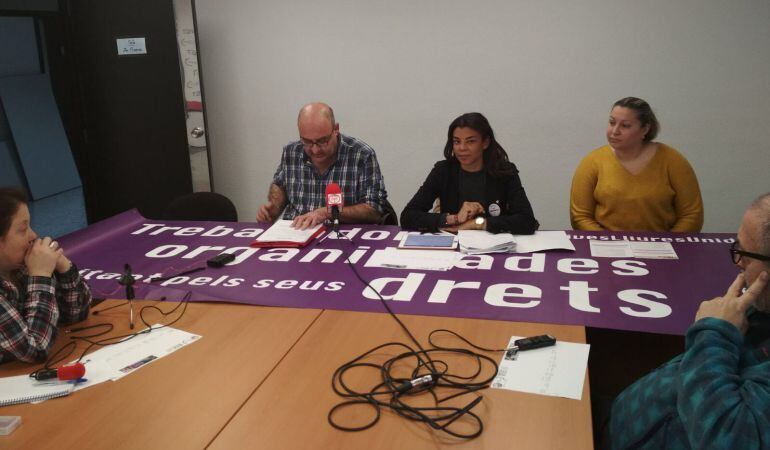 Los secretarios generales de l&#039;Alacantí-les Marines en CC.OO, José María Ruiz (i) y UGT, Yaissel Sánchez (d), durante la presentación de las actuaciones para el día 8 de Marzo.