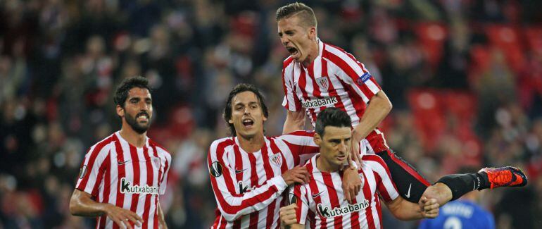  El delantero del Athletic Club de Bilbao Aritz Aduriz (d, abajo) celebra con sus compañeros el segundo gol, marcado de penalti, ante el Genk belga, durante el partido de la cuarta jornada del grupo F de la Liga Europa que se juega hoy en San Mamés. 