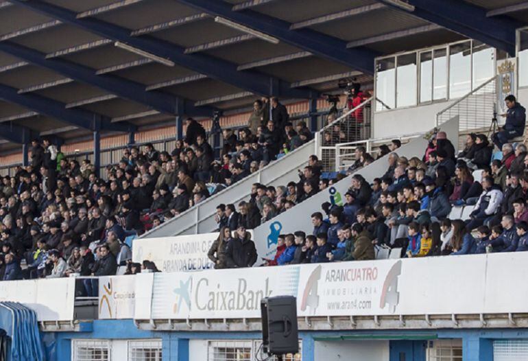 El palco y la grada de El Montecillo durante un partido de esta temporada.