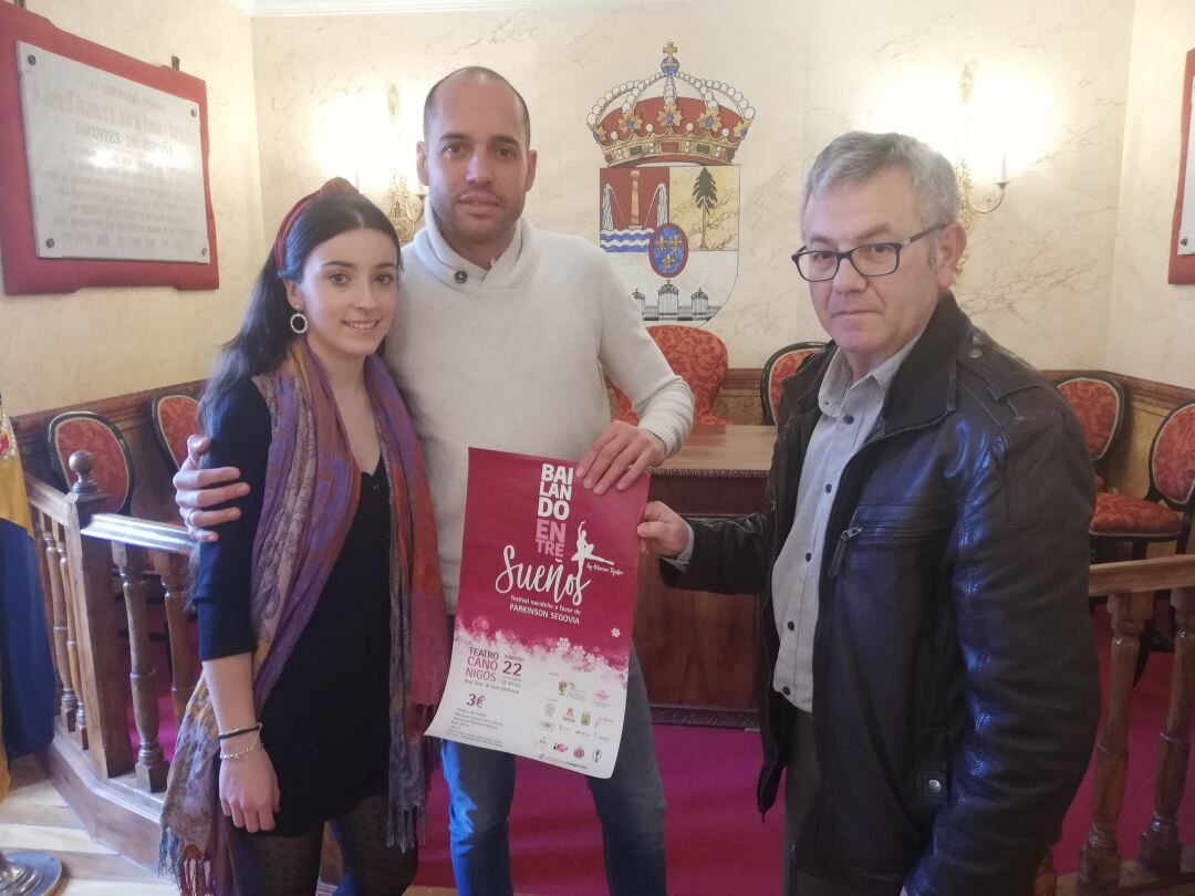 En el acto de entrega de la recaudación han participado el Alcalde del Real Sitio de San Ildefonso, Samuel Alonso (C), el Presidente de la Asociación Parkinson Segovia, Javier Herrero y la directora del evento, Marina Tejedor 
 