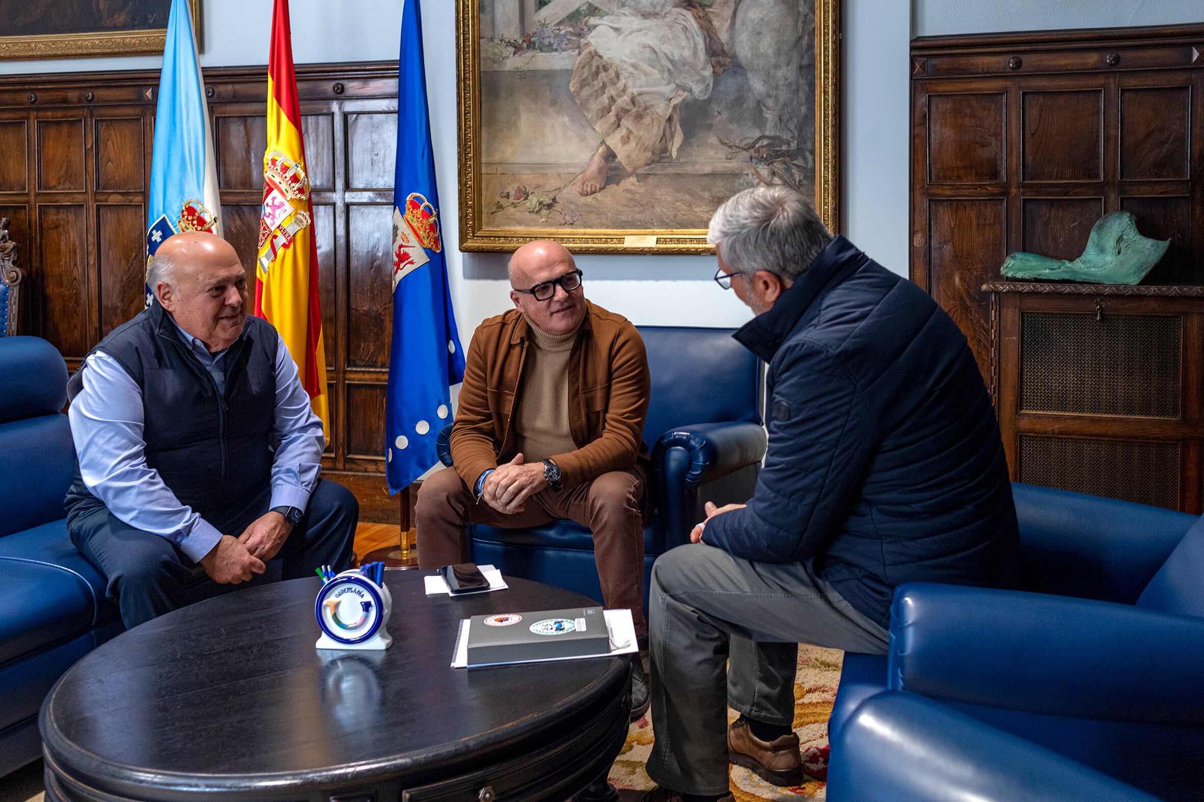 Reunión Manuel Baltar (Presidente da Deputación Ourense) con José Manuel Torres Soto (Presidente da Escuderia de Valdeooras) e acompañados de Manuel Díaz Pavón.