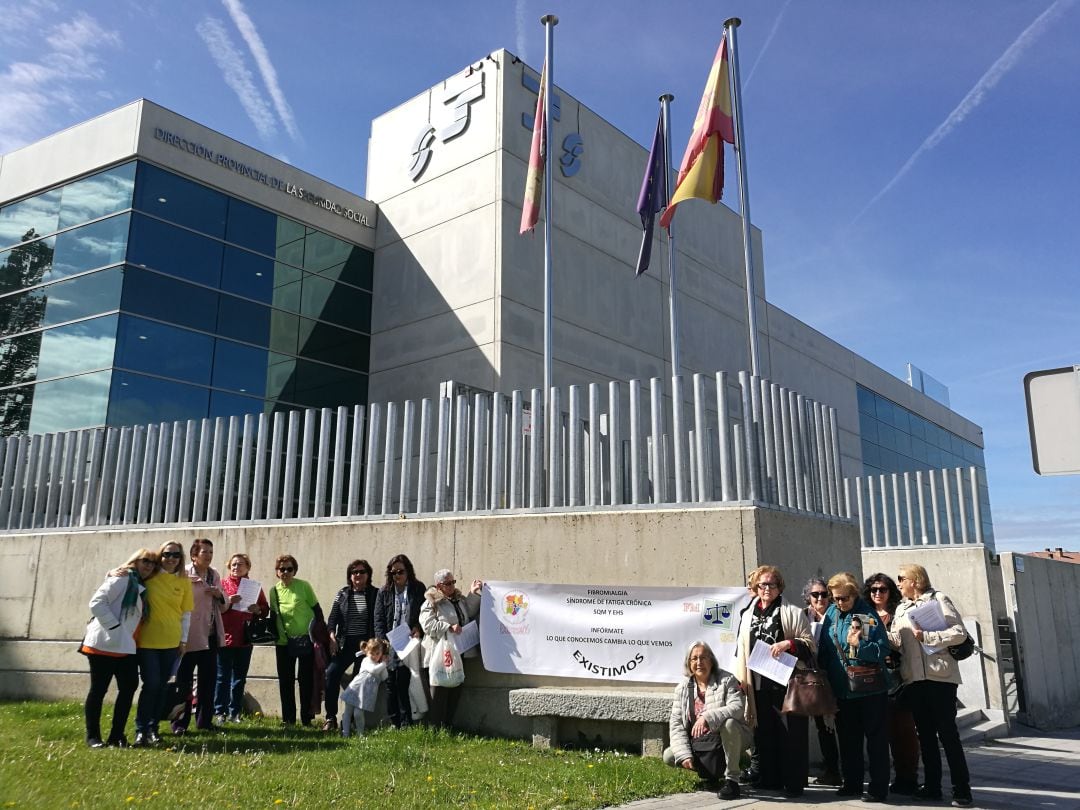 Componentes de FibroSegovia se han concentrado a las puertas del Instituto Nacional de la Seguridad Social (INSS) en la capital 