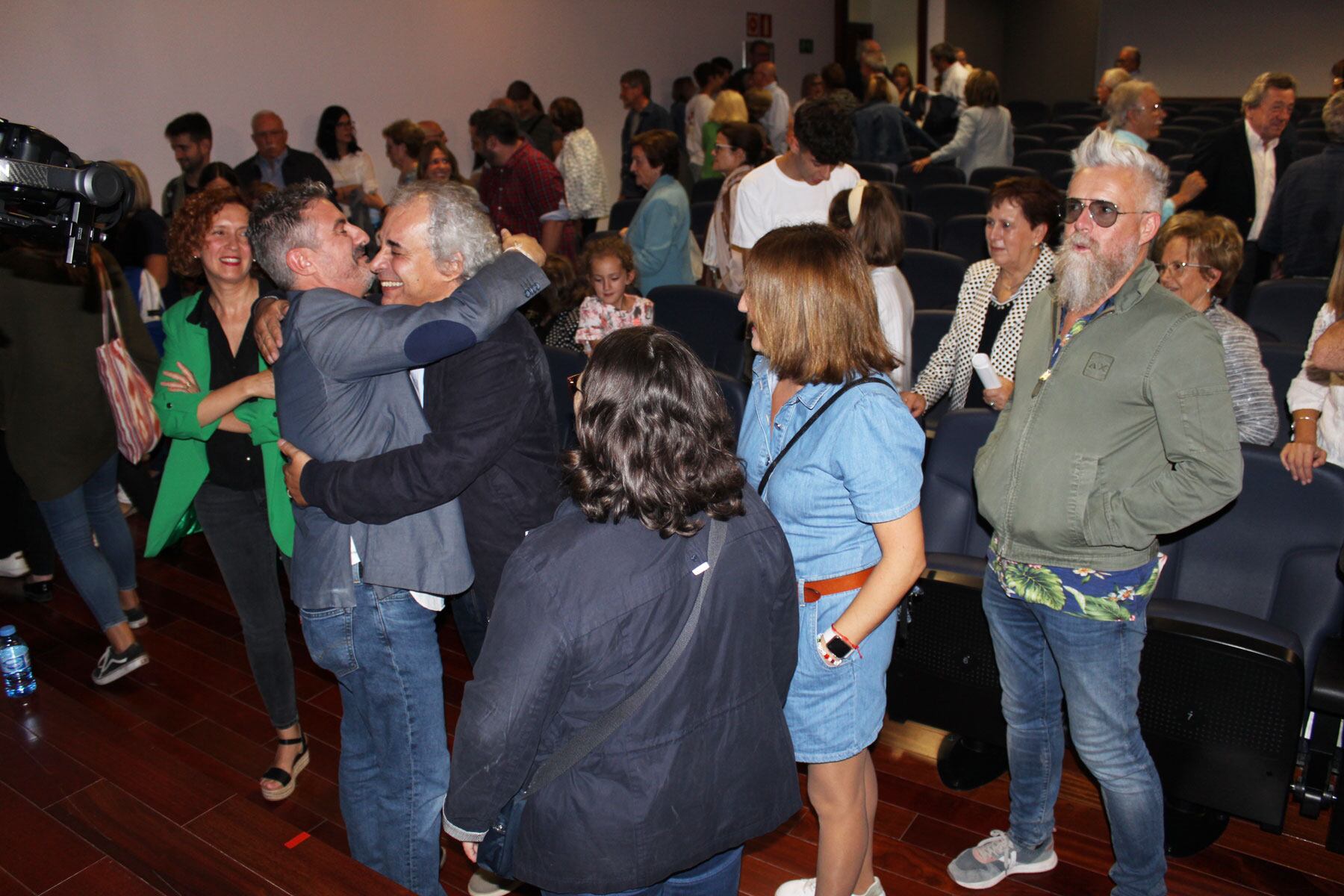 Toni Miranda felicitado por Josep Alzamora al final del acto