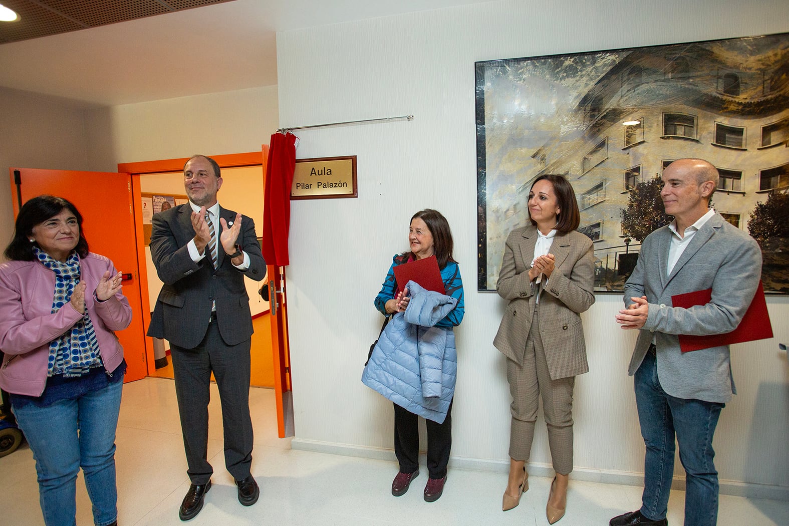 El Rector de la UJA, Nicolás Ruiz, con Francisca Medina, vicepresidenta primera de la Diputación Provincial de Jaén, Marta Torres, Vicerrectora de Cultura de la UJA, Javier Nogales Clavel, sobrino de Pilar Palazón, y Guadalupe Araque, amiga de Pilar Palazón.
