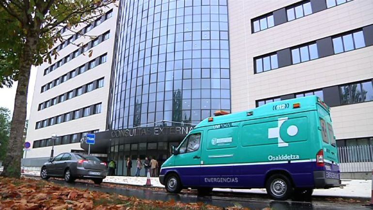 Una ambulancia en el edificio de consultas externas de Txagorritxu