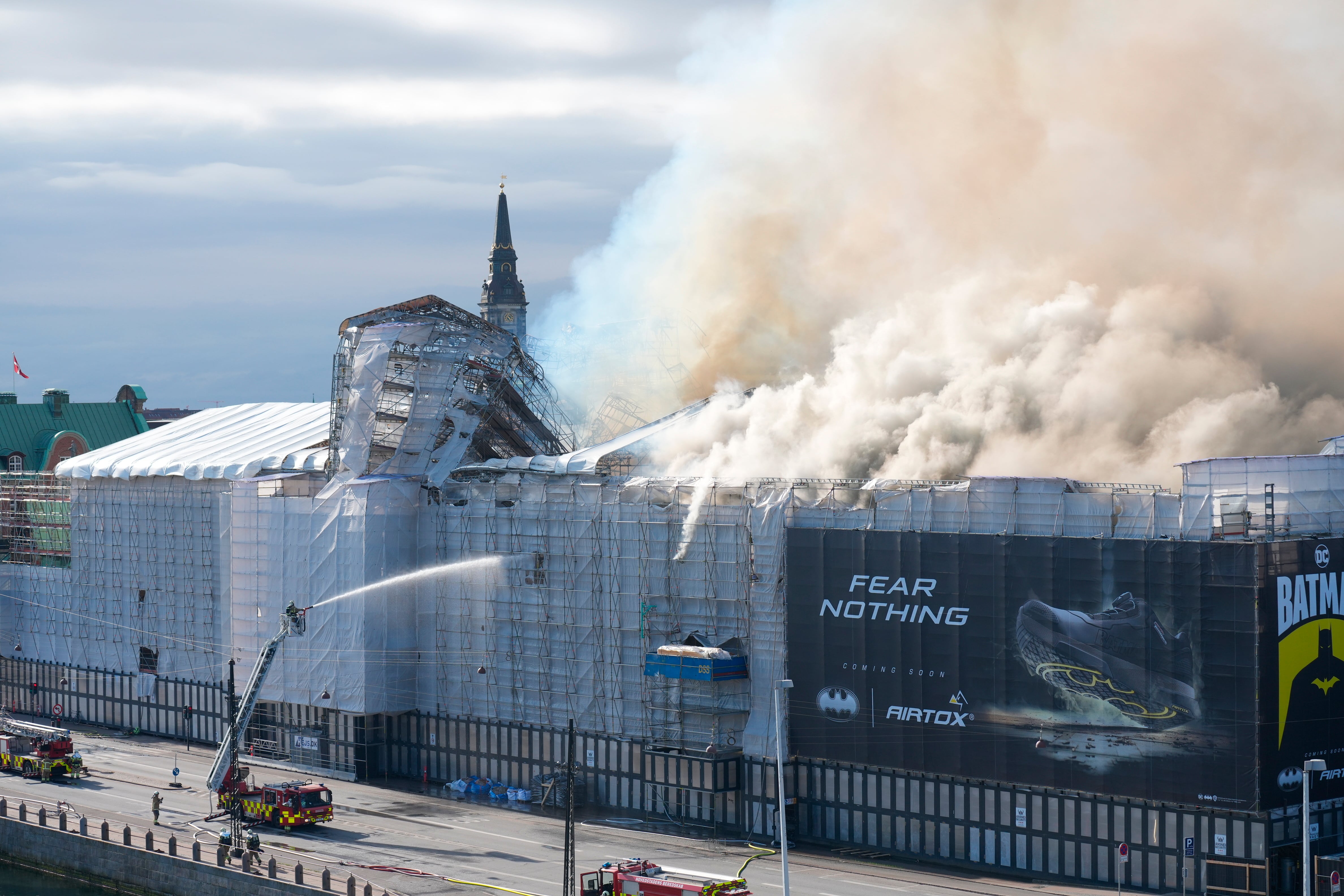 Un incendio arrasa el histórico edificio de la Bolsa de Copenhague.