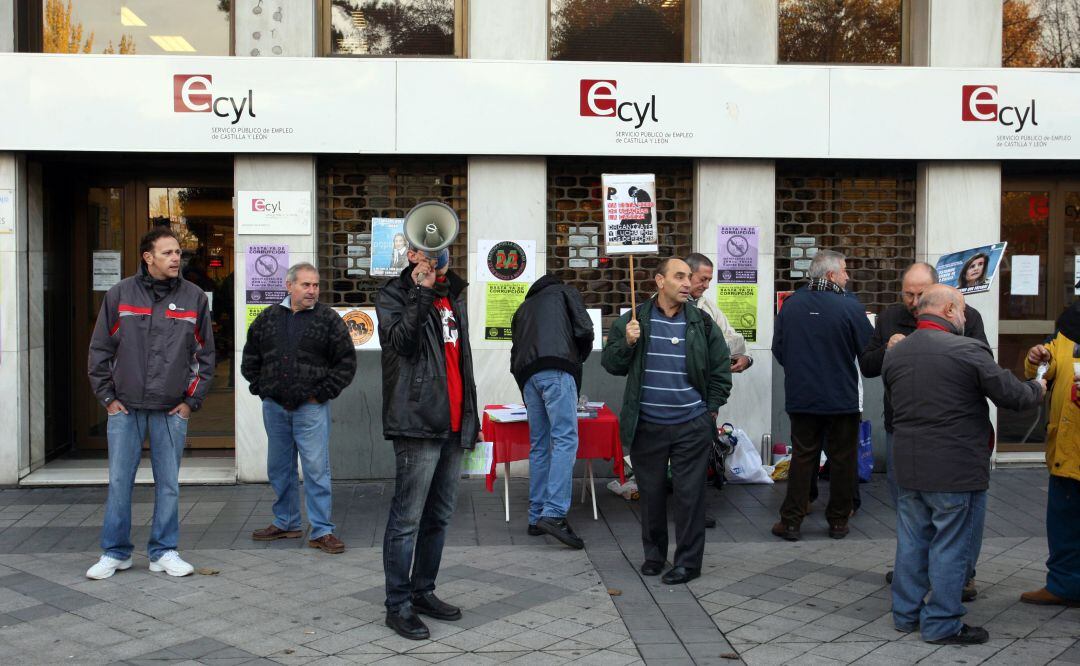 Una treintena de personas pertenecientes a Parados en movimiento organiza un &#039;desayuno del parado&#039; a las puertas de la oficina del Ecyl en Valladolid