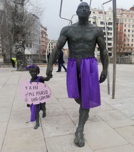 Escultura en el Paseo de la Evolución Humana