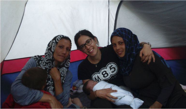 Alicia Barba, junto a unas madres y sus hijos en el campo de Idomeni