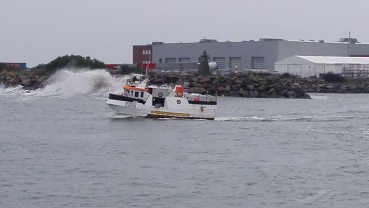 Se reanuda la búsqueda de tres marineros tras el naufragio de un pesquero portugués en la desembocadura del Miño