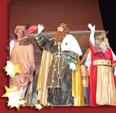 Los Reyes Magos saludando a los niños