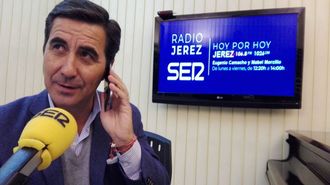 José Cepero, el &quot;abogado de las plusvalías&quot;, atendiendo el móvil en los estudios de Radio Jerez