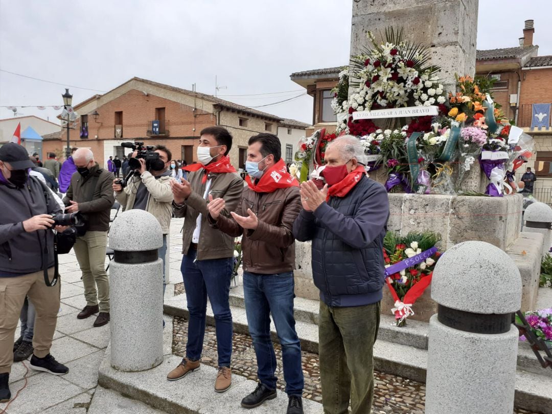 PSOE hace su tradicional ofrenda de flores en el monolito de los Comuneros