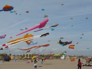 Decenas de cometas vuelan en la playa de Valencia