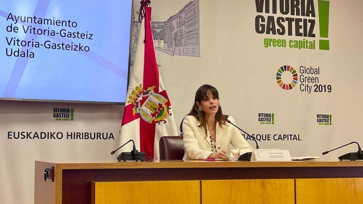 La alcaldesa de Vitoria dice no entender qué hacían menores tutelados por la Diputación alavesa en la calle de madrugada