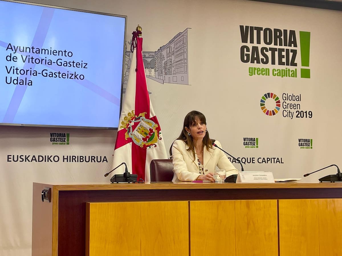 La alcaldesa de Vitoria dice no entender qué hacían menores tutelados por la Diputación alavesa en la calle de madrugada