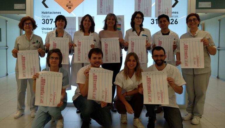 La presidenta de DOMENA, Gloria Fernández, en el centro, junto a los componentes de la planta de Hematología del CHN 