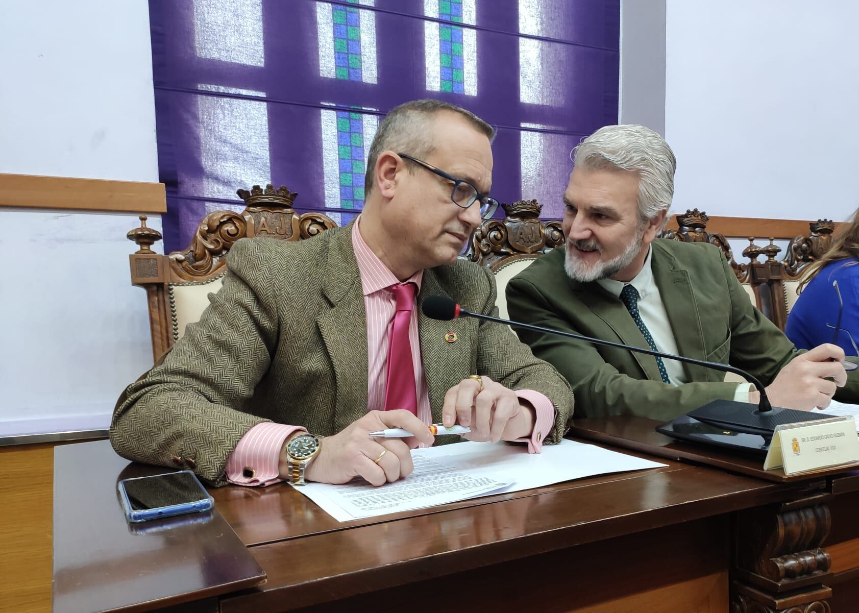 Eduardo Calvo y Manuel Ureña, concejales de VOX en el Ayuntamiento de Jaén, conversan minutos antes de una sesión plenaria