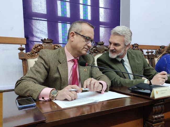 Eduardo Calvo y Manuel Ureña, concejales de VOX en el Ayuntamiento de Jaén, conversan minutos antes de una sesión plenaria