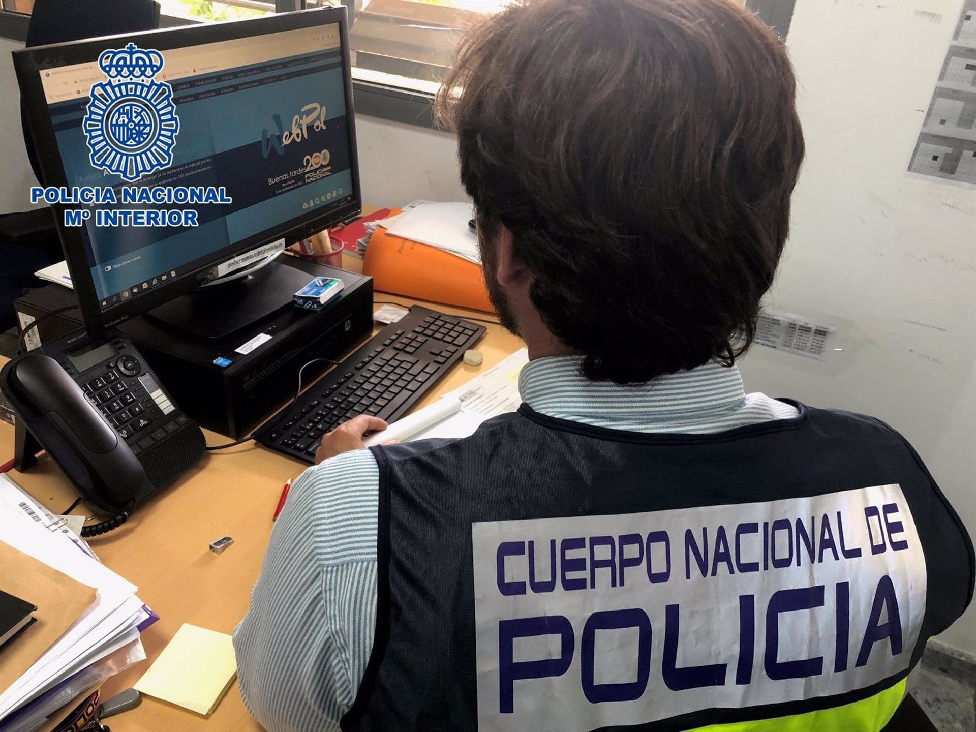 Un agente investigando ante un ordenador/Policía Nacional