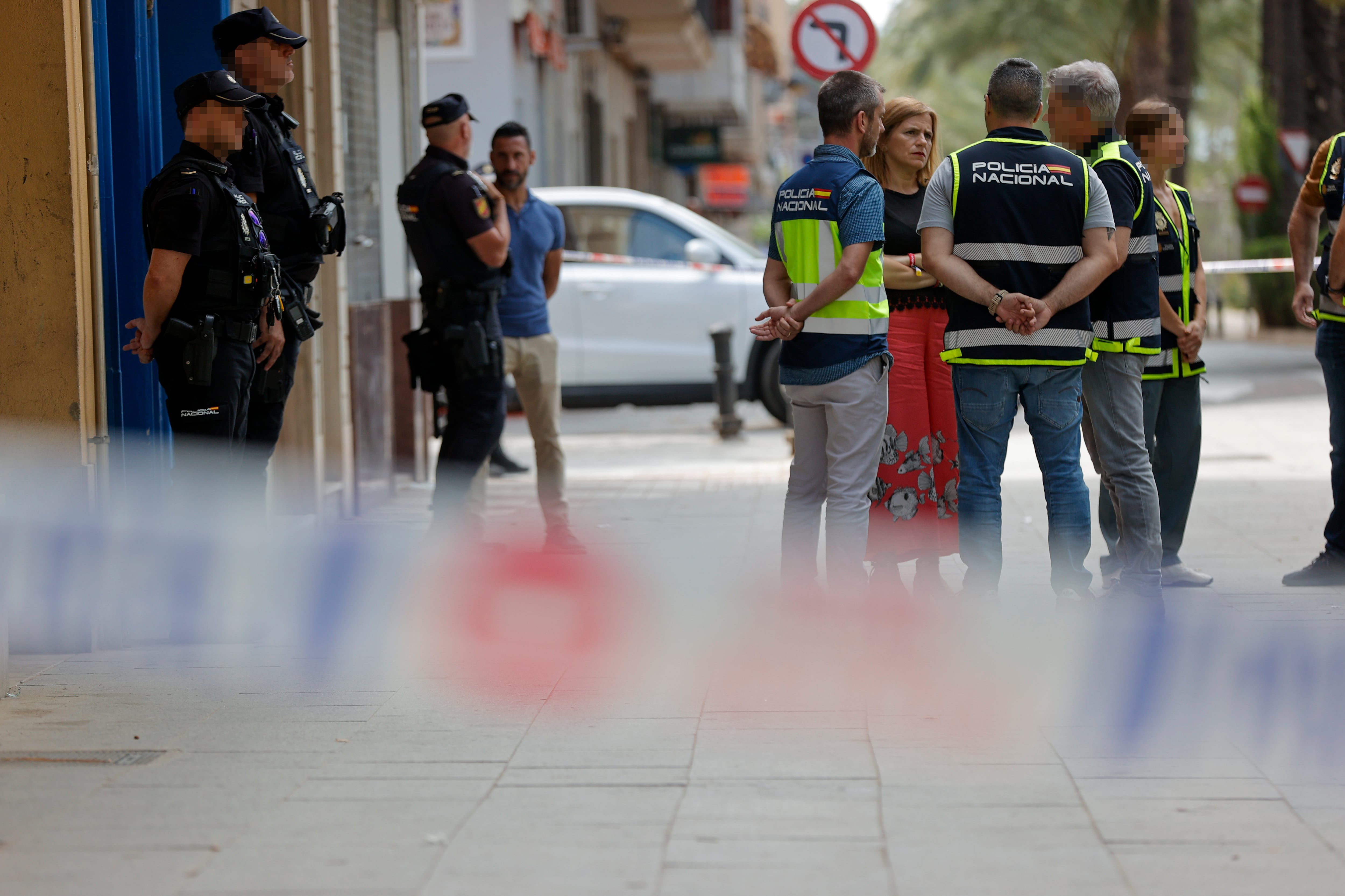 Efectivos de la Policía Nacional a las puertas del inmueble donde este miércoles un hombre de 34 años ha matado presuntamente a su mujer y a su hijo de 3 años en Algemesí (Valencia).