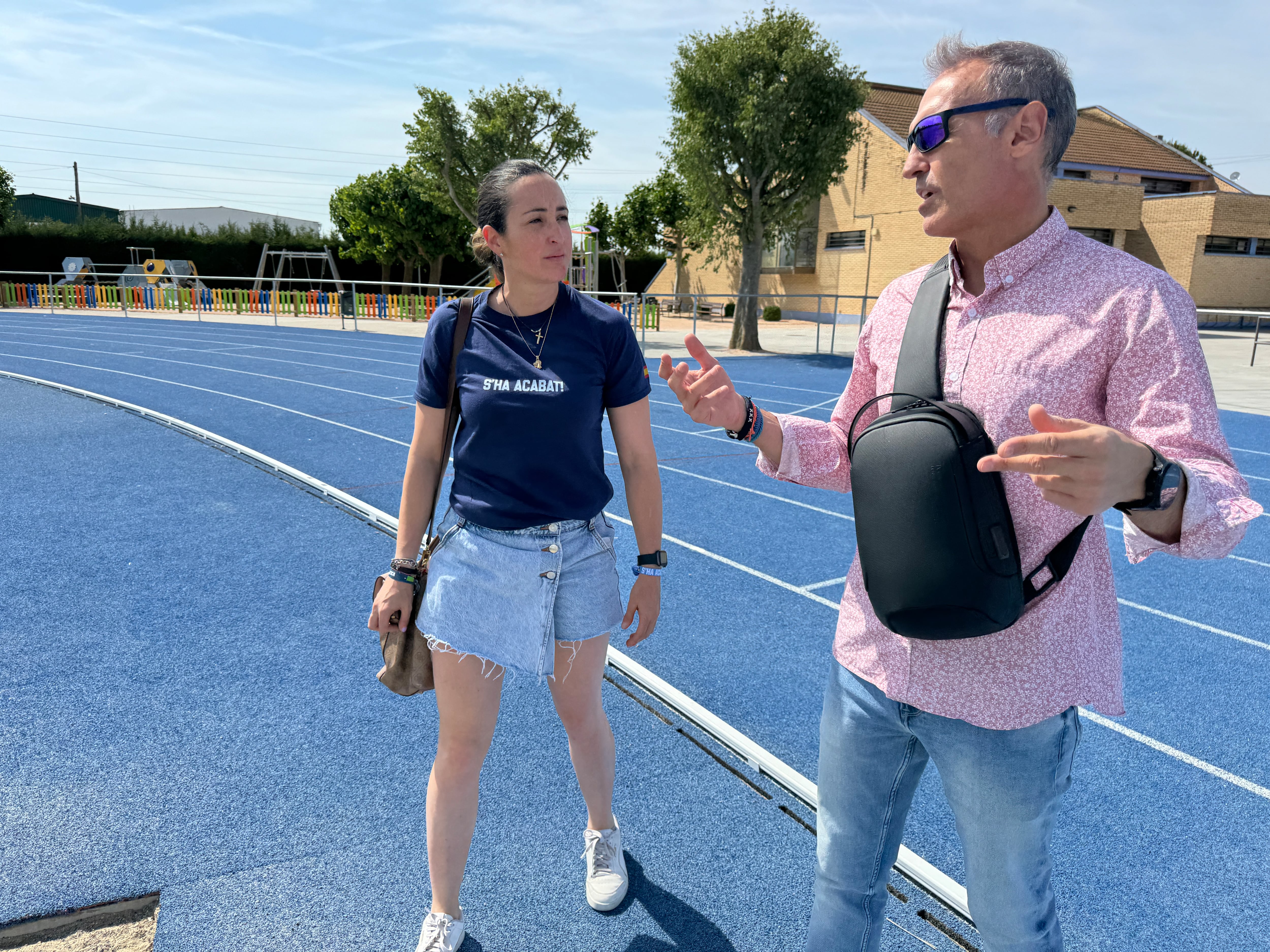 La concejal Beatriz Oliván y el técnico de deportes Luis Udina en las pistas del polideportivo Los Olmos. Foto: Ayuntamiento de Binéfar