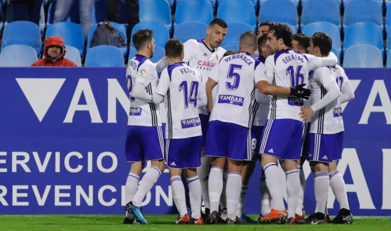 Los jugadores del Real Zaragoza celebran el primer gol marcado en el último partido