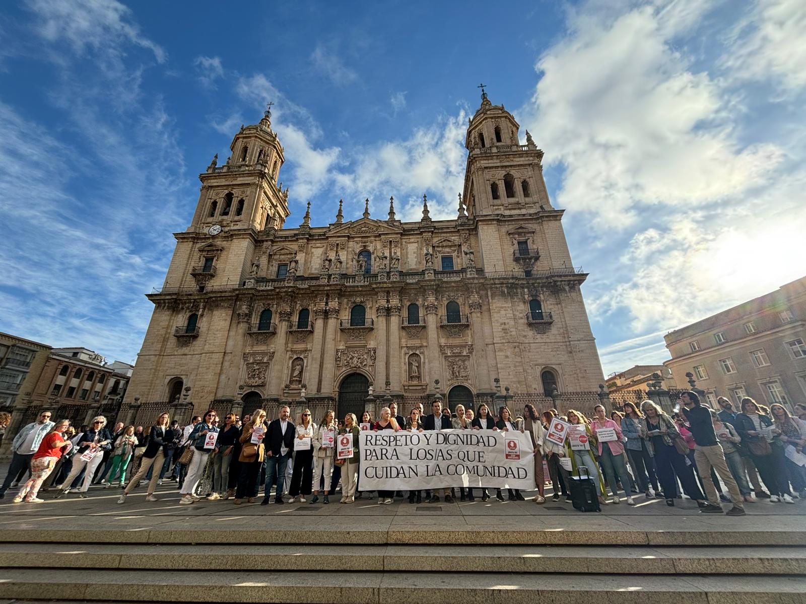 Personas concentradas en la plaza de Santa María de la capital para rechazar las últimas agresiones ocurridas en los centros de Servicios Sociales del Ayuntamiento de Jaén.