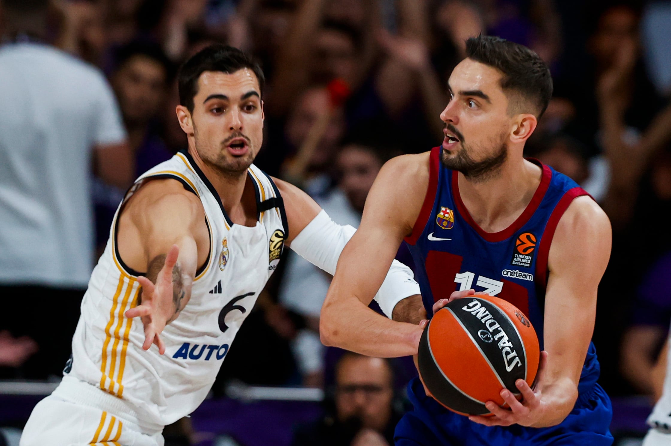 El base checo del Barcelona Tomas Satoransky y Alberto Abalde, alero del Real Madrid. EFE/ Javier Lizón