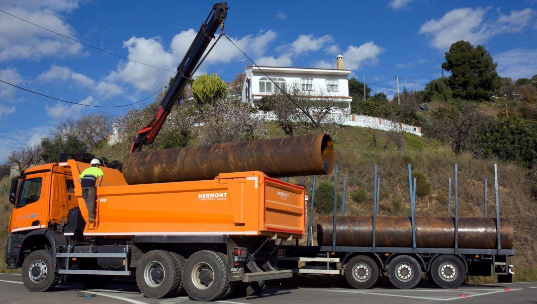 Un camión descarga tuberías que se utilizarán en las labores de rescate de Julen, el niño de dos años que cayó a un pozo el pasado domingo en una finca del término municipal de Totalán (Málaga)