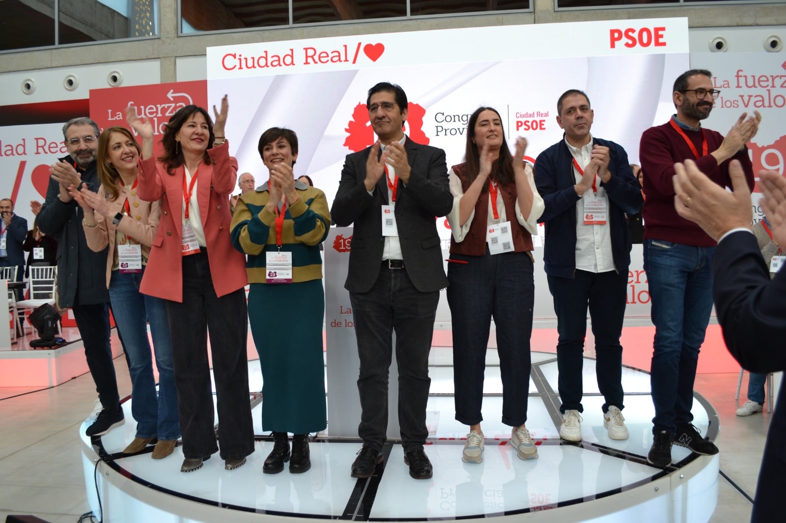 Jose Manuel Caballero, en el centro, arropado por cargos del PSOE, entre ellos la ministra de Vivienda Isabel Rodríguez