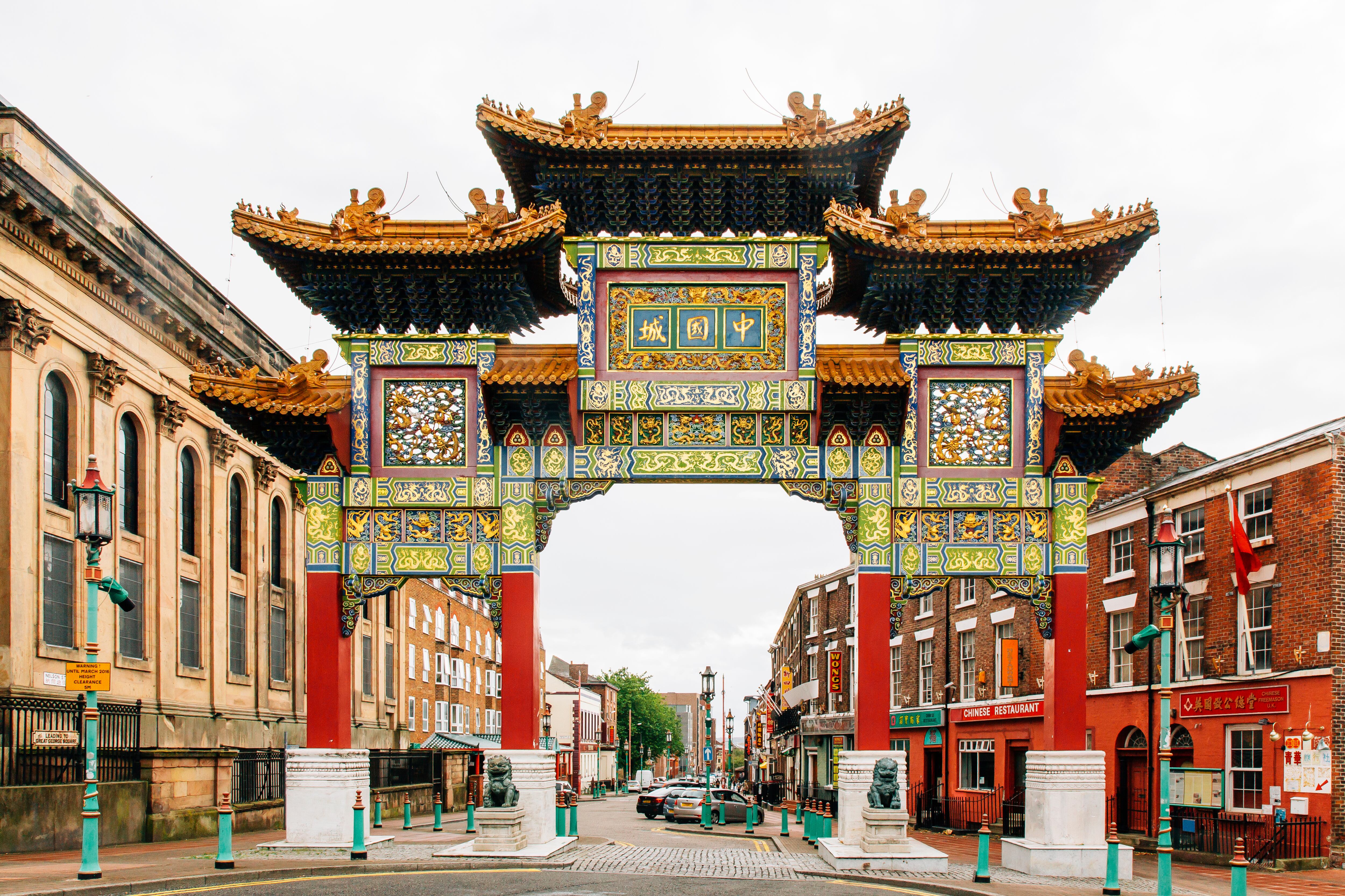 Arcos chinos en la entrada al &quot;Chinatown&quot; de Liverpool