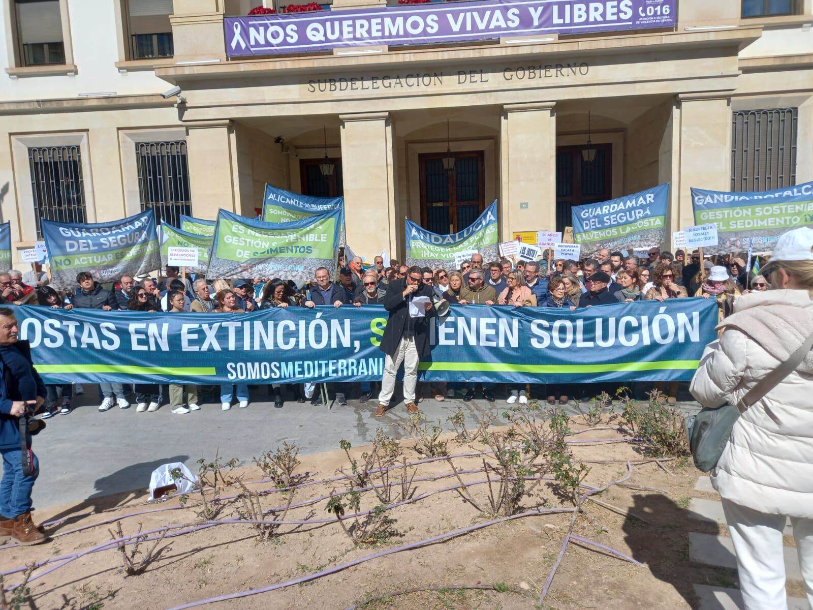 Imagen de la concentración de este sábado en la Plaza de la Montañeta para reclamar la reforma de la regulación de la Ley de Costas