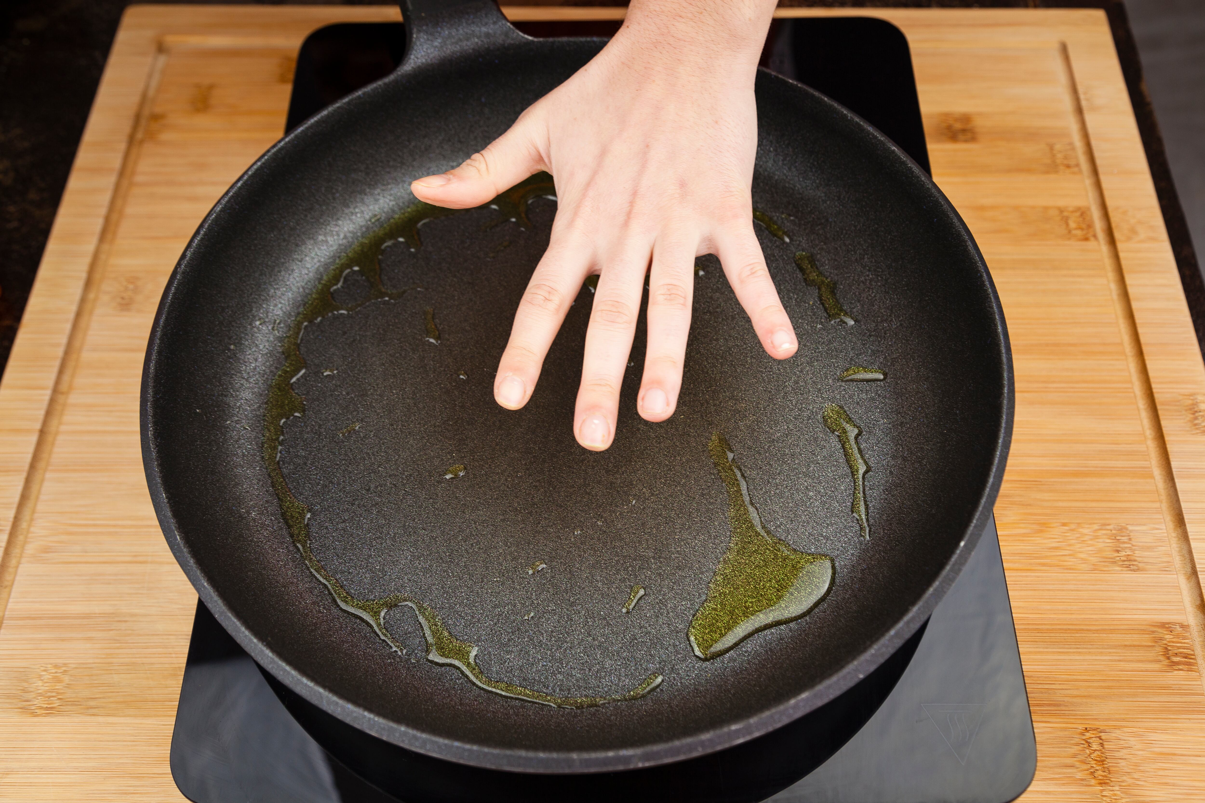 Aceite calentándose en una sartén. Cookung