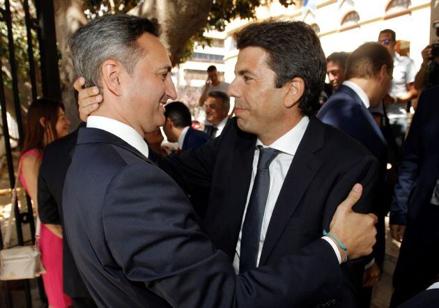 El nuevo presidente de la Diputación de Alicante, Carlos Mazón (d) saluda a su antecesor, Cesar Sanchez, momentos antes de tomar posesión del cargo