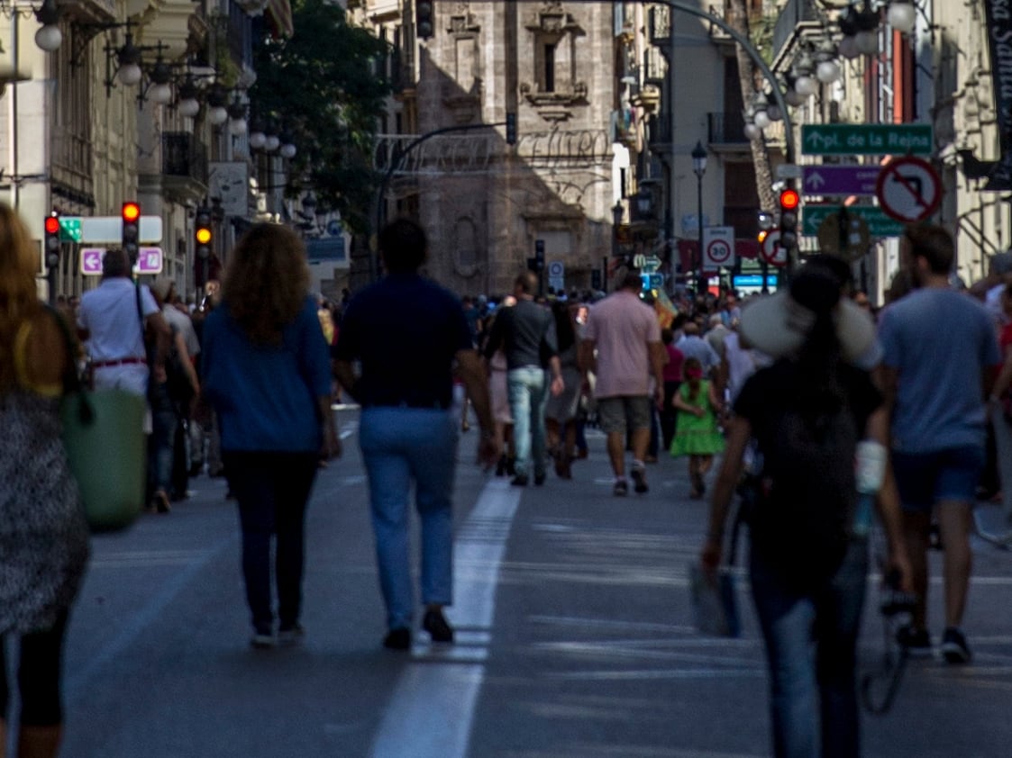 Gente paseando por las calles de València