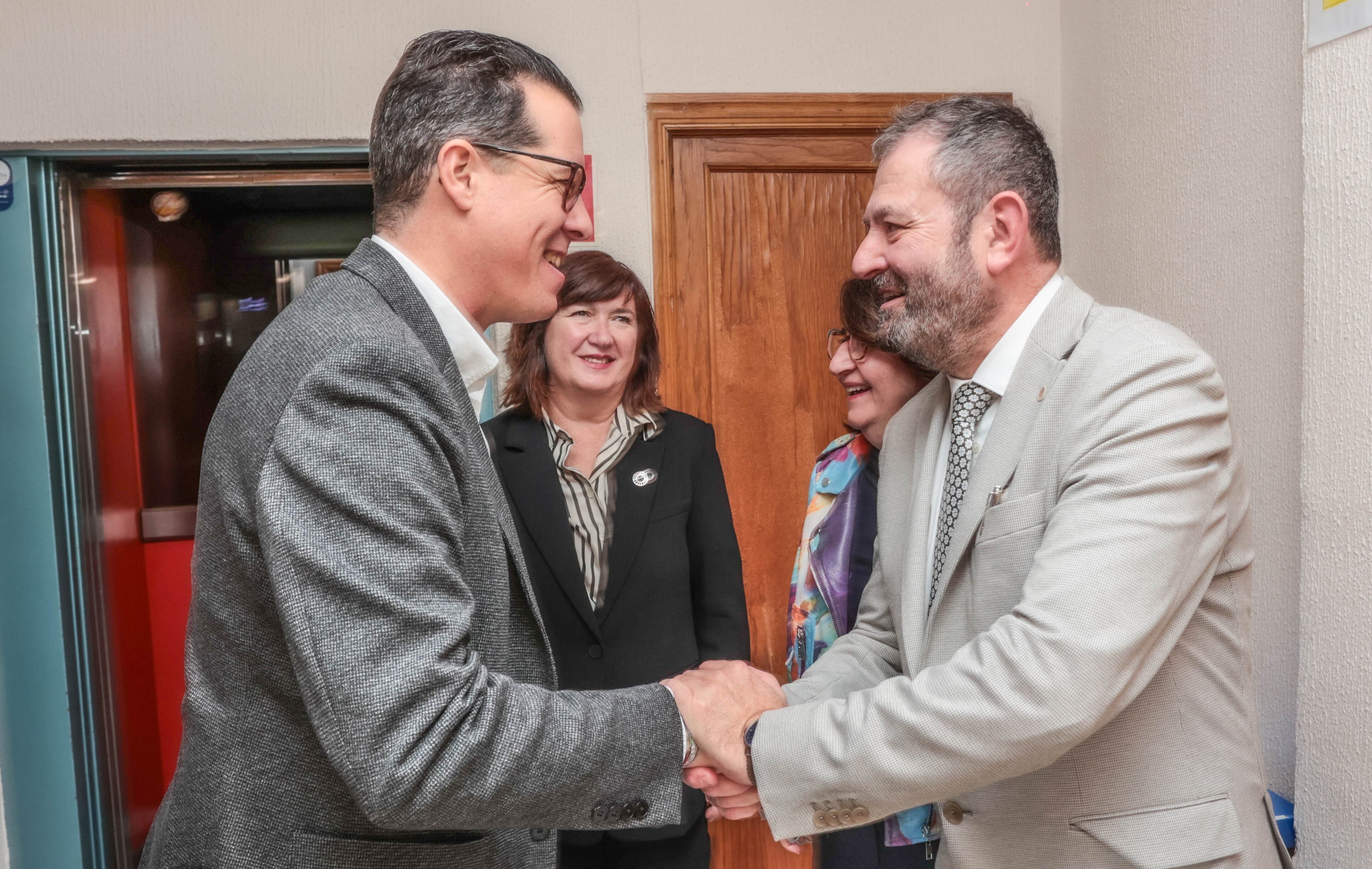 Rubén Alfaro, alcalde de Elda, saluda a José Joaquín Martínez Egido