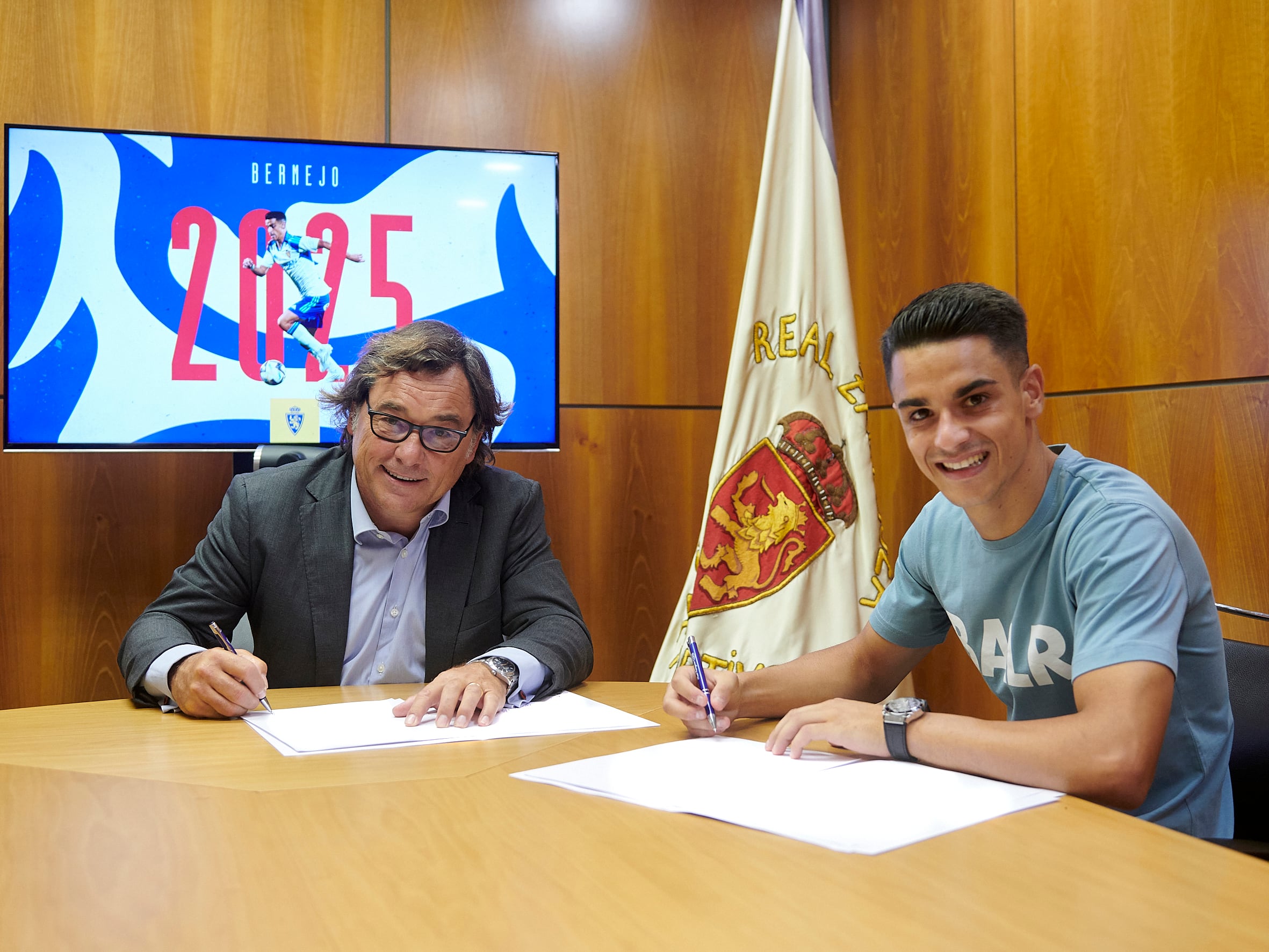 Sergio Bermejo firma su nuevo contrato junto a Raúl Sanllehí