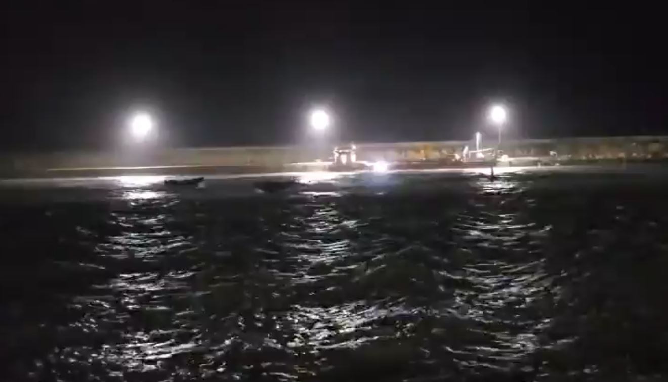 Dos guardias civiles mueren tras ser embestidos por una narcolancha en Barbate.