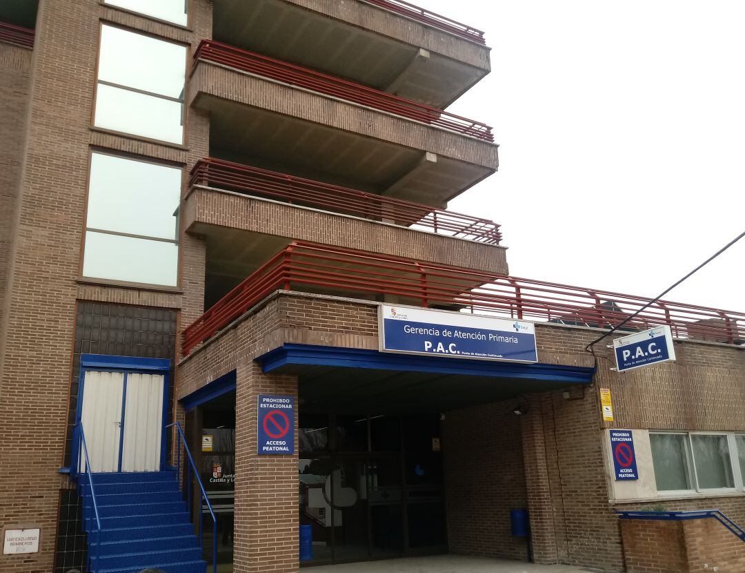 Entrada al Punto de Atención Continuada (urgencias) en el hospital Diivino Valles