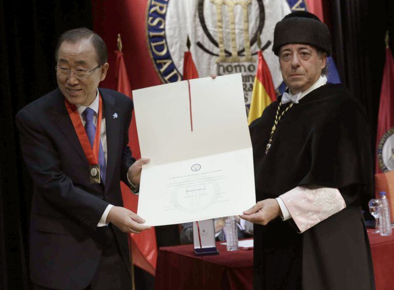  El secretario general de la ONU, Ban Ki-moon , junto al rector de la Universidad Carlos III de Madrid, Juan Romo, en el Campus de Getafe de dicha universidad 