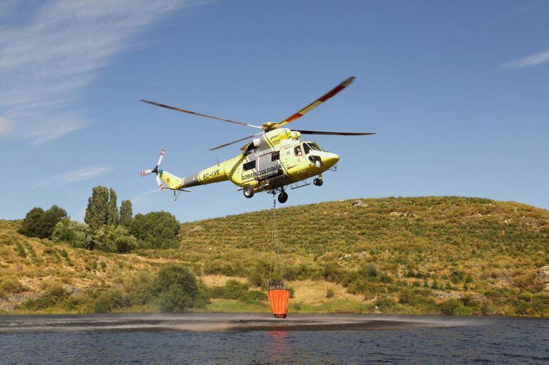 El helicóptero Sokol del puerto del Pico en plena operación de carga 